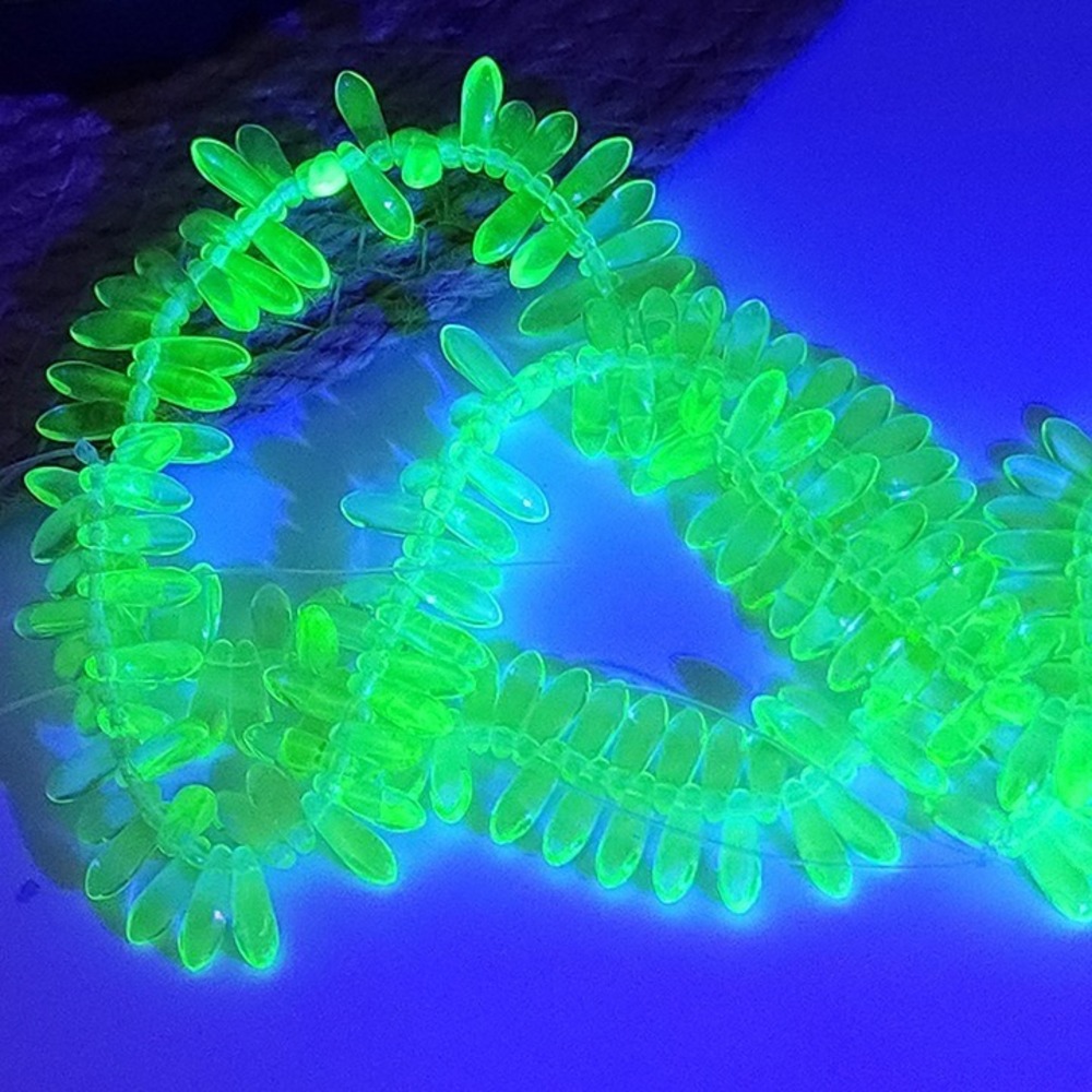 100pcs Czech Glass Dagger Beads, Uranium Glass, UV light reactive - Picture 8 of 8